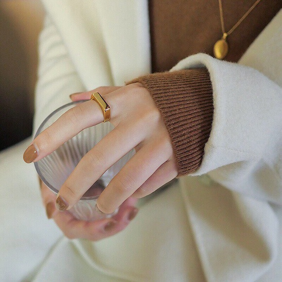 Minimalist Gold Plated Signet Ring Size 6 / 7 / 8 - Picture 4 of 7